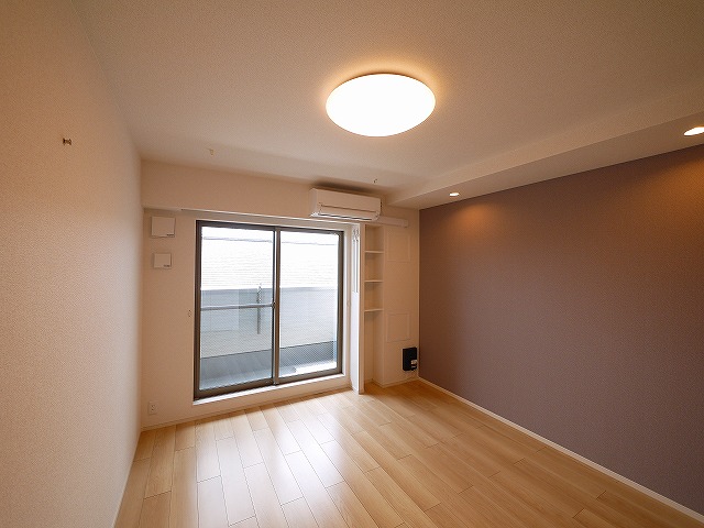 その他部屋・スペース　落ち着いた色調の寝室です