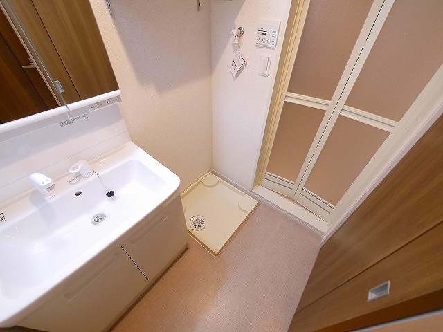 洗面設備　ゆったりとスペースのある洗面所