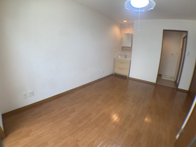 居室・リビング　エアコン付きで快適に過ごせます♪