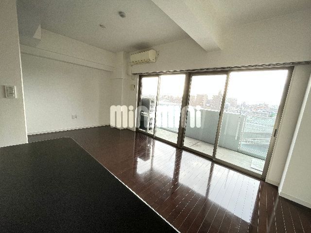 居室・リビング　明るいリビングが魅力的