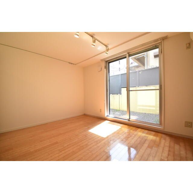 居室・リビング　☆明るい洋室☆