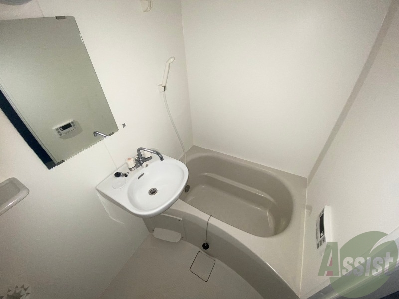 バス・シャワールーム　洋室はこちらです。肩まで浸かることができそうですね。