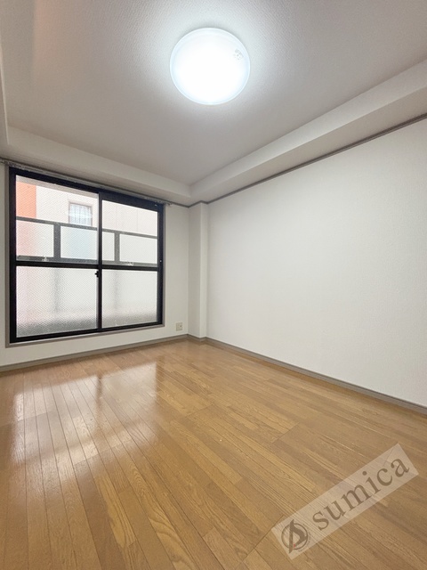 バルコニー　内装は落ち着いています。おおきな窓で明るさを演出。