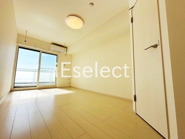 居室・リビング　窓も大きく明るいですね