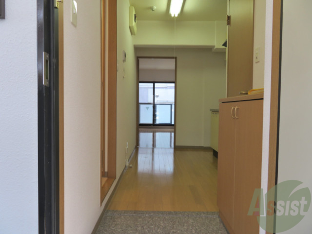 玄関　玄関は正面がキッチン右がトイレになっています。