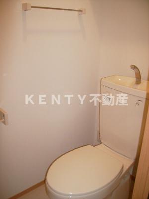 トイレ　落ち着いた色調のトイレです