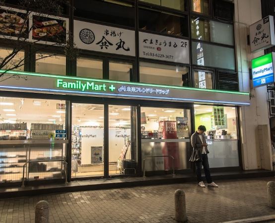 コンビニ　ファミリーマート 赤坂見附駅前店（コンビニ）まで291m