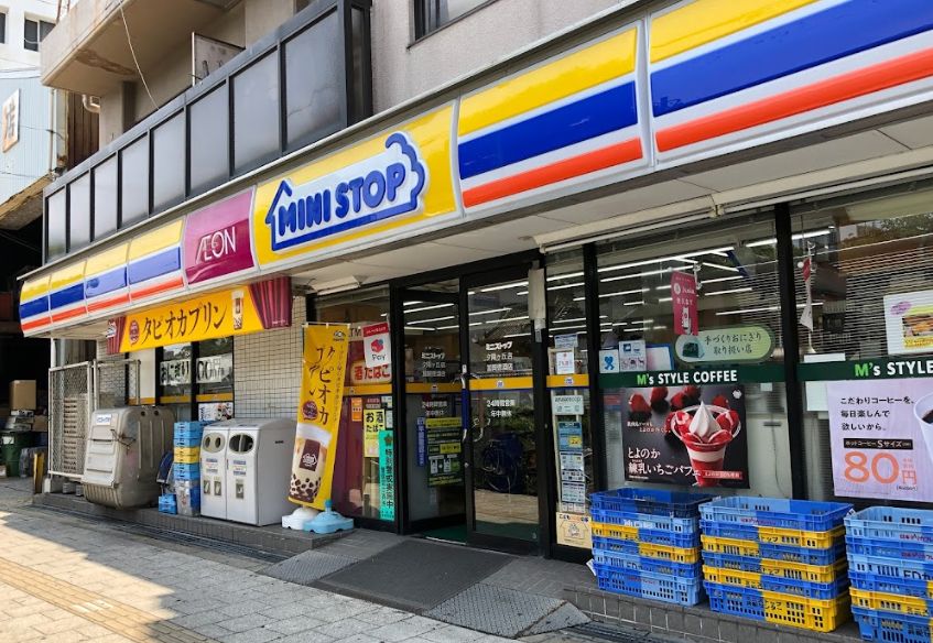 コンビニ　ミニストップ 夕陽ヶ丘店加賀徳酒店（コンビニ）まで233m