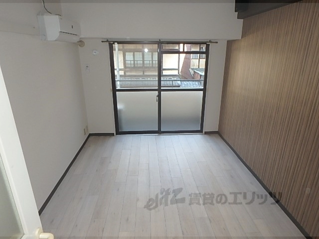 居室・リビング　鏡