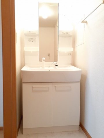 洗面設備　ゆったりとスペースのある洗面所