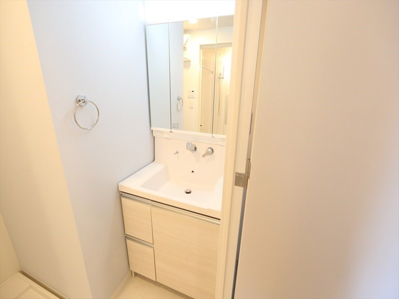 洗面設備　脱衣所　独立洗面台（シャンプードレッサー付）収納スペース有