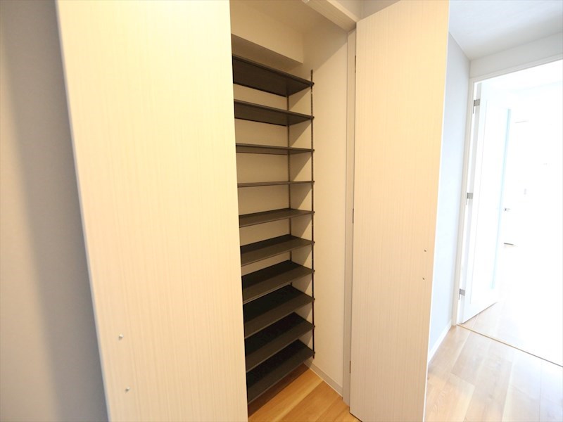 玄関　玄関　シューズボックス付（収納充実してます）