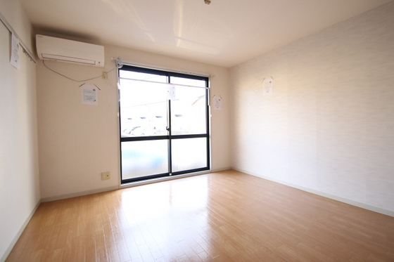 居室・リビング　※他号室の写真です。