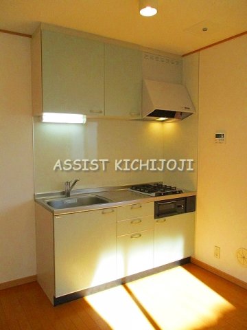 キッチン　写真：設備同仕様の別物件です