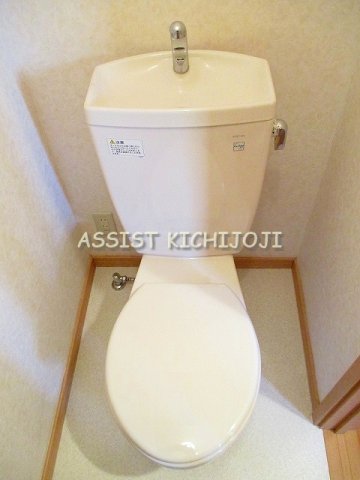 トイレ　写真：設備同仕様の別物件です