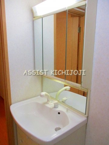 洗面設備　写真：設備同仕様の別物件です