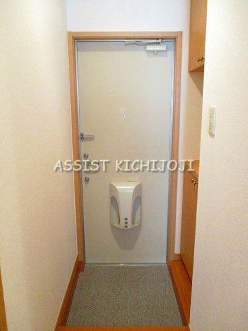 玄関　写真：設備同仕様の別物件です