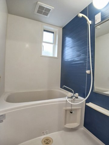 バス・シャワールーム　落ち着いた空間のお風呂です