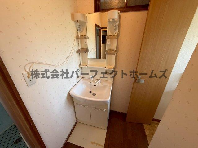 洗面設備　独立洗面台、小物を置くことができて便利です