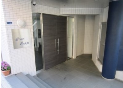 エントランス　弊社は全物件仲介手数料半月分でご紹介可能です。