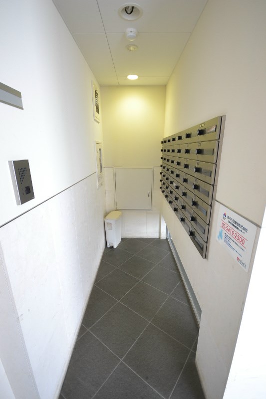 ロビー　弊社は全物件仲介手数料半月分でご紹介可能です。