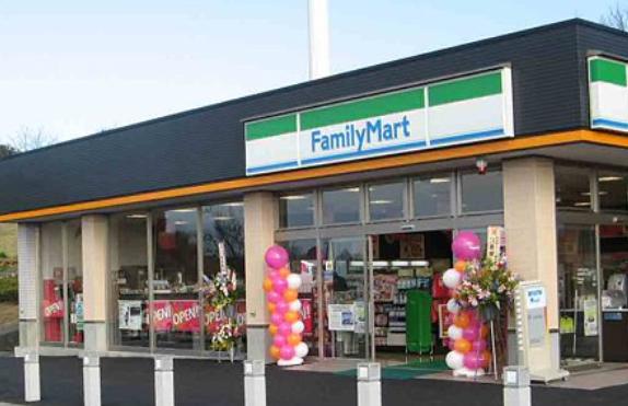 コンビニ　ファミリーマート三園一丁目店（コンビニ）まで991m