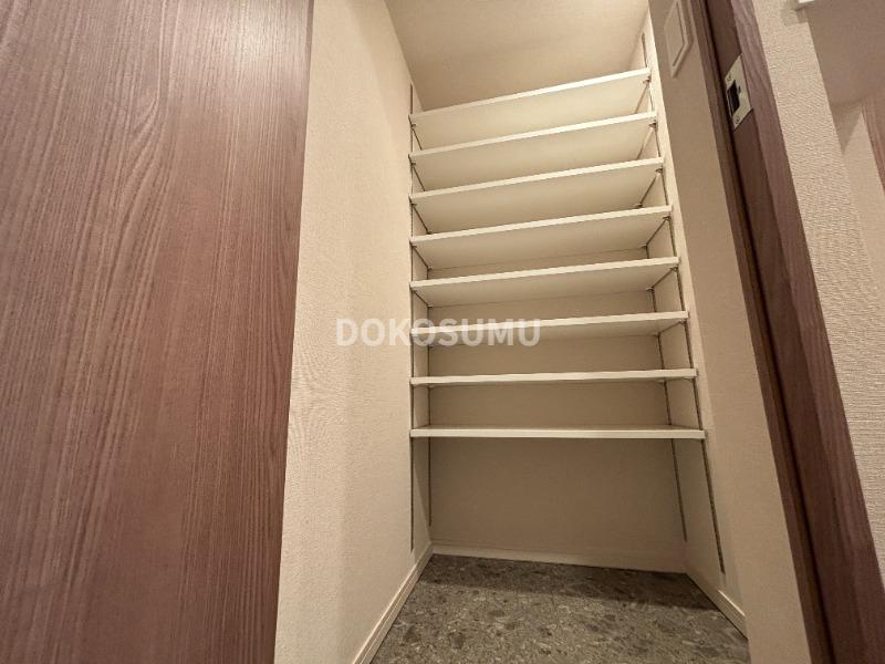 玄関　住まいの顔として相応しい、気品とゆとりのあるエントランス。