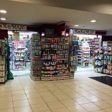 ドラックストア　コクミンドラッグ京王モールアネックス新宿店（ドラッグストア）まで425m