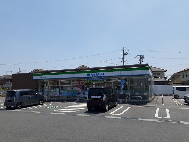 コンビニ　ファミリーマートサーキット前（コンビニ）まで600m