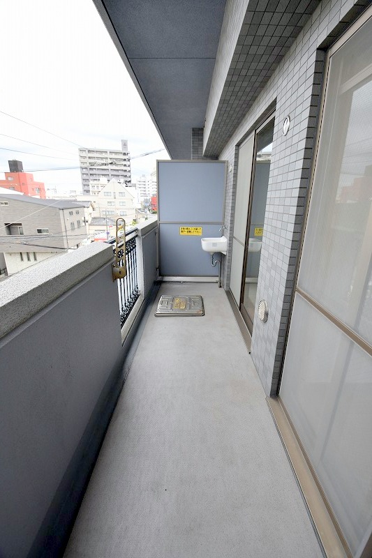 バルコニー　端に手洗いあり