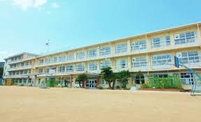 小学校　北九州市立三郎丸小学校（小学校）まで715m