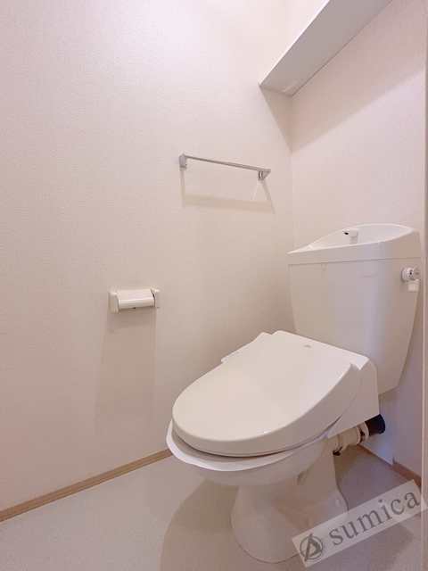 トイレ　人気アイテムの温水洗浄便座。清潔感のあるトイレです。