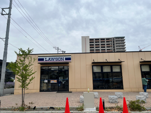 コンビニ　ローソン平塚見附町店（コンビニ）まで377m