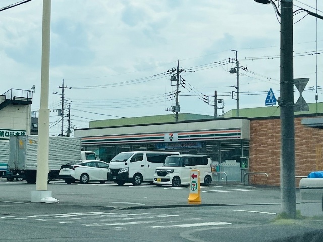 コンビニ　セブンイレブン日野万願寺６丁目店（コンビニ）まで715m