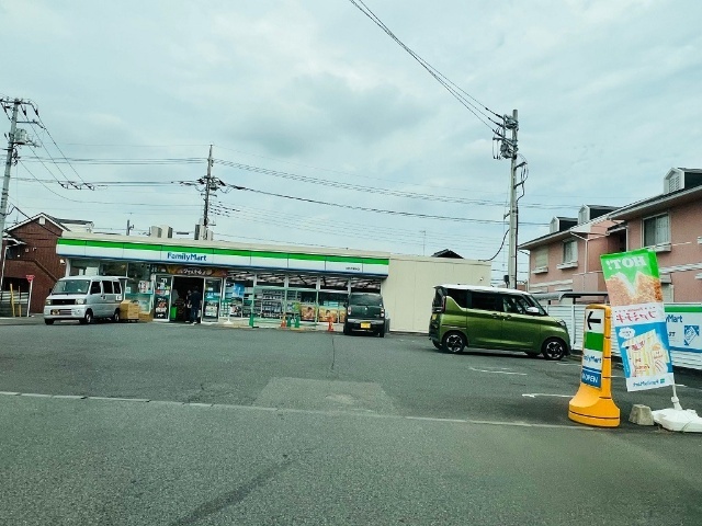 コンビニ　ファミリーマート日野万願寺店（コンビニ）まで675m