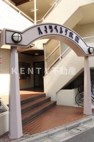 エントランス　落ち着いたエントランスです