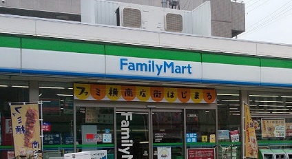 コンビニ　ファミリーマート（コンビニ）まで987m