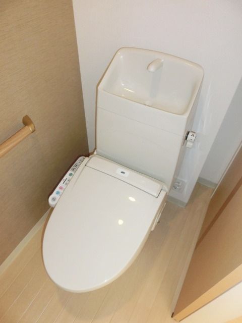 トイレ　温水洗浄便座付きのトイレ