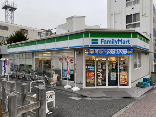 コンビニ　ファミリーマート三軒茶屋駅前店（コンビニ）まで176m