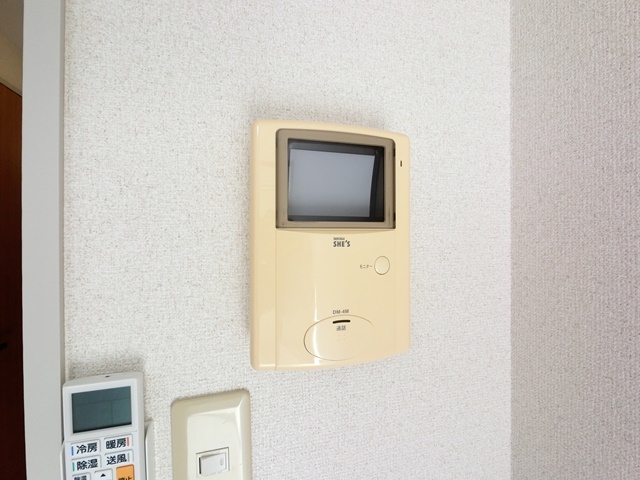セキュリティ　来訪者の姿を確認できるＴＶモニター付インターホン設置済です！
