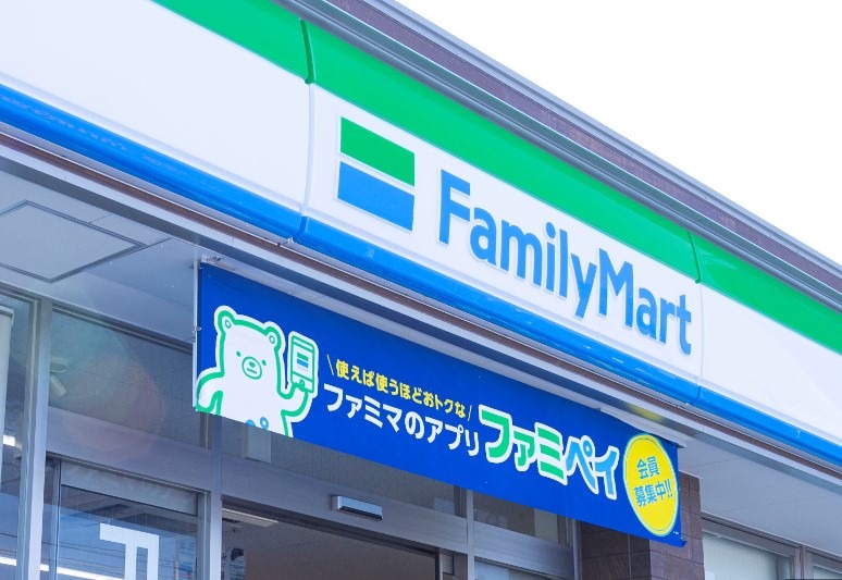コンビニ　ファミリーマート 赤坂稲荷坂店（コンビニ）まで824m