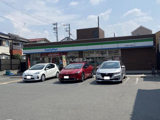 コンビニ　ファミリーマート 東大阪六万寺町店（コンビニ）まで141m