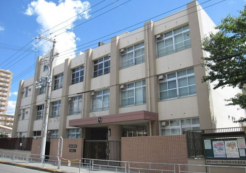 小学校　三先小学校（小学校）まで450m