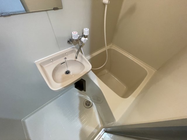 バス・シャワールーム　コンパクトで使いやすいお風呂です