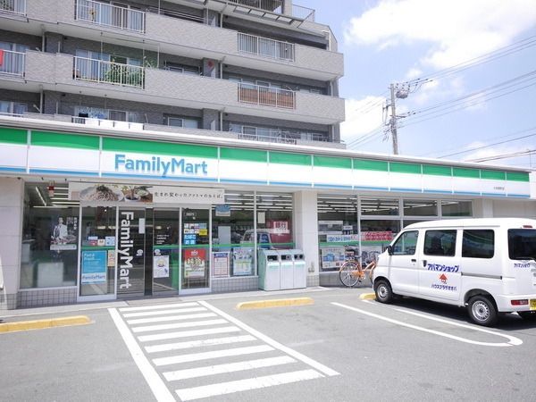 コンビニ　ファミリーマート（コンビニ）まで62m
