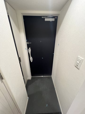 玄関　※写真は同じマンションの違う部屋のものになります。