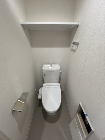 トイレ　※写真は同じマンションの違う部屋のものになります。