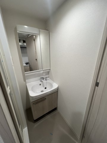 洗面設備　※写真は同じマンションの違う部屋のものになります。