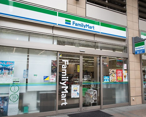 コンビニ　ファミリーマート 港区白金プラザ店（コンビニ）まで140m