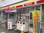 コンビニ　ニューヤマザキデイリーストア堺草尾店（コンビニ）まで880m